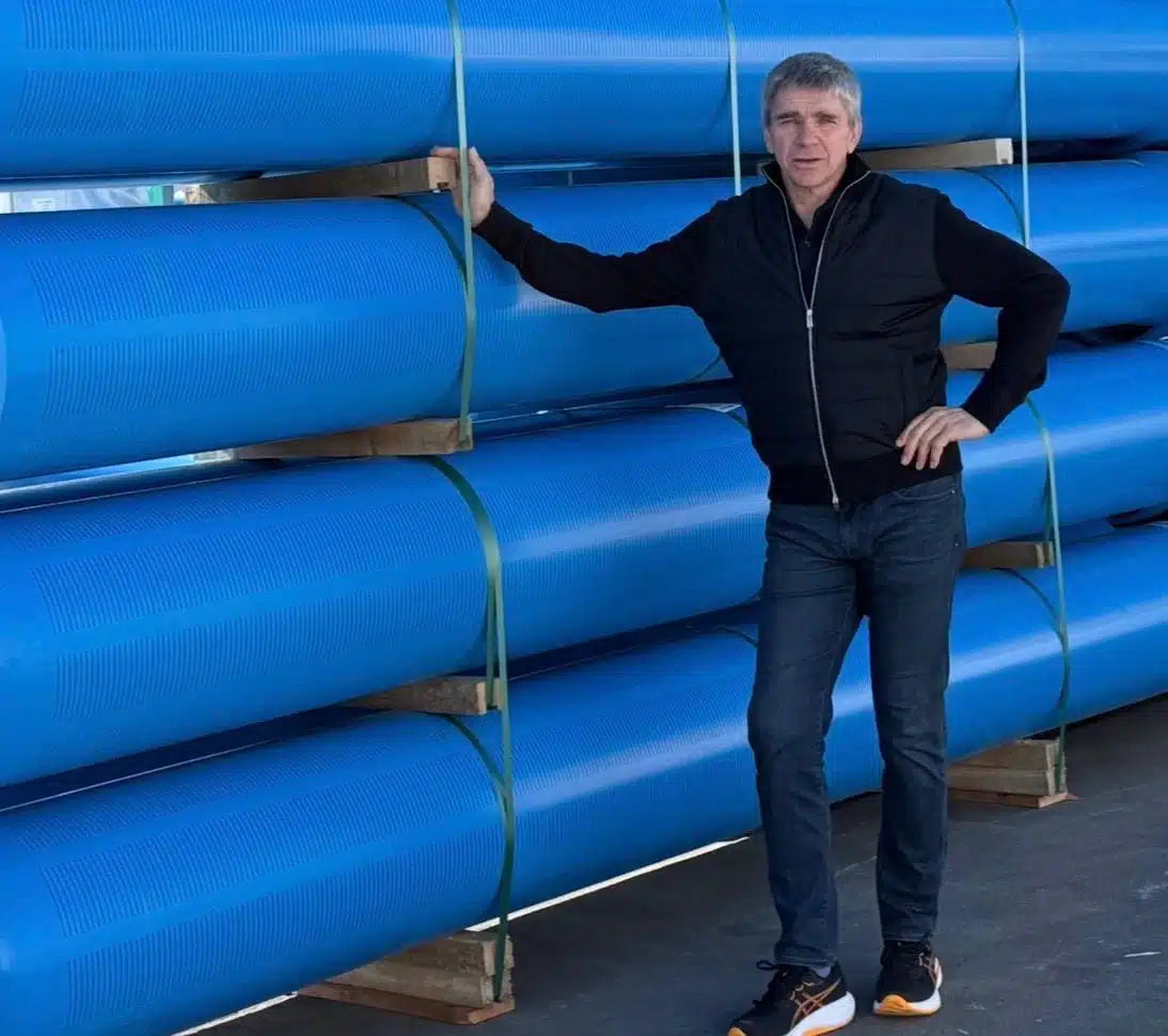 Das Team der FairPreis GmbH vor PVC-U-Brunnenrohren in Kamp-Lintfort
